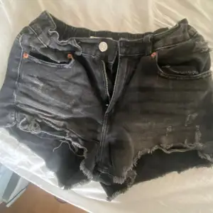 jätte snygga svarta jeansshorts, passar jätte bra nu till sommaren!