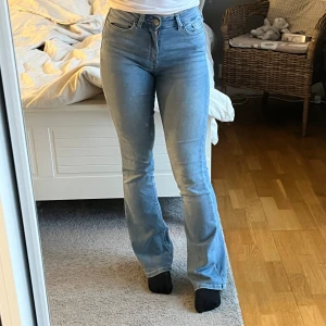 Jeans - Säljer mina ljusblåa jeans ifrån Only i storlek Xs 32 har inte haft dom så länge och köpte dom för 500kr och säljer för 300kr💕 pris kan diskuteras.