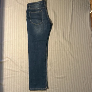  Sköna  slim joggar byxor  - Riktigta sköna slim jogger byxor som inte kommer till användning, byxorna var för små för mig.  Köpta för 600kr i cubus Storlek: Waist: 33 Leg: 32