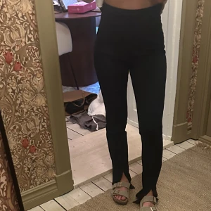 Kostymbyxor nelly - Kostymbyxor från Nelly  Lite slitna och söndriga i nedre benskanten annars bra skick  Xs  