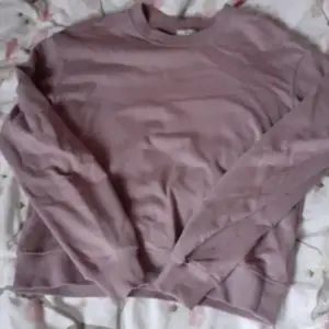 Säljer denna tröja för 70 kr ink frakt 20 kr💗 Bra skick, knappt använd ksk 4-6 ggr🥰 Kan gå med på prissänkning😊 Tröjan är ifrån NA-KD storlek s😍 