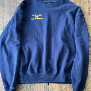 D’once De La Sense sweatshirt  - Skick 10/10 inga tecken på användning. Storlek M men passar även S. Riktigt snygg marinblå färg som passar sjukt bra med den gula texten. 