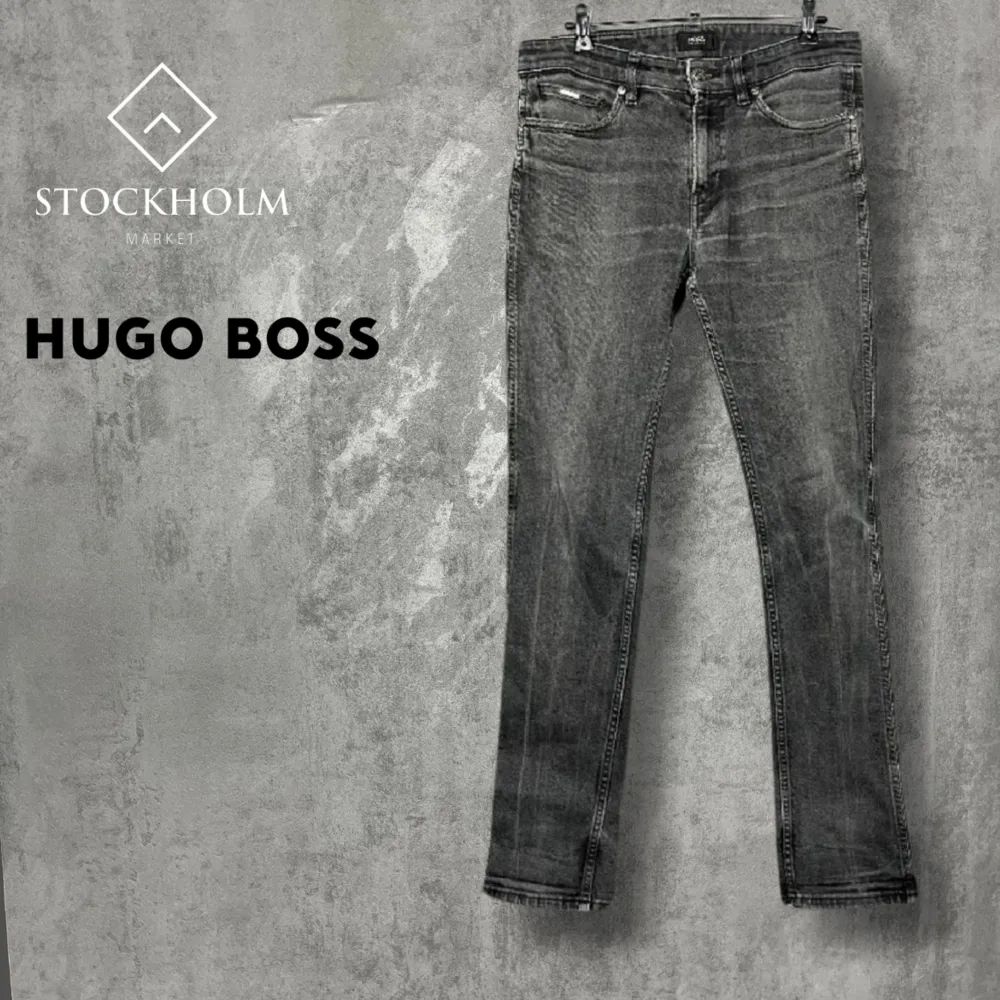 Vi säljer nu dessa jeans i märket Hugo Boss, dom är i gott skick, Dom är slimfit!Defekt: Lite skadad under höger bakficka. Skriv vid frågor och funderingar💭. Jeans & Byxor.