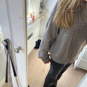 tröja - säljer en mysig men fin tröja med luva. stickad hoodie💋 storlek S men lite oversized💕skriv vid intresse! ordinarie pris: 350kr