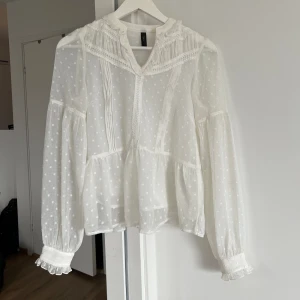 Blus - Superfin blus från YAS, köpt på Plick men tyvärr för liten🤍✨