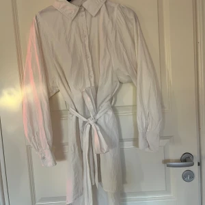 Skotta Klänning  - Axlar är 34cm och längd är 72cm. Den är lite använda bra sick. En skjorta klänning 👌🏻👌🏻👍