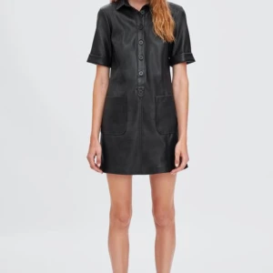 Läderklänning från Zara - Suuuupersnygg läderklänning från Zara! Passar tyvärr inte mig längre 🩷