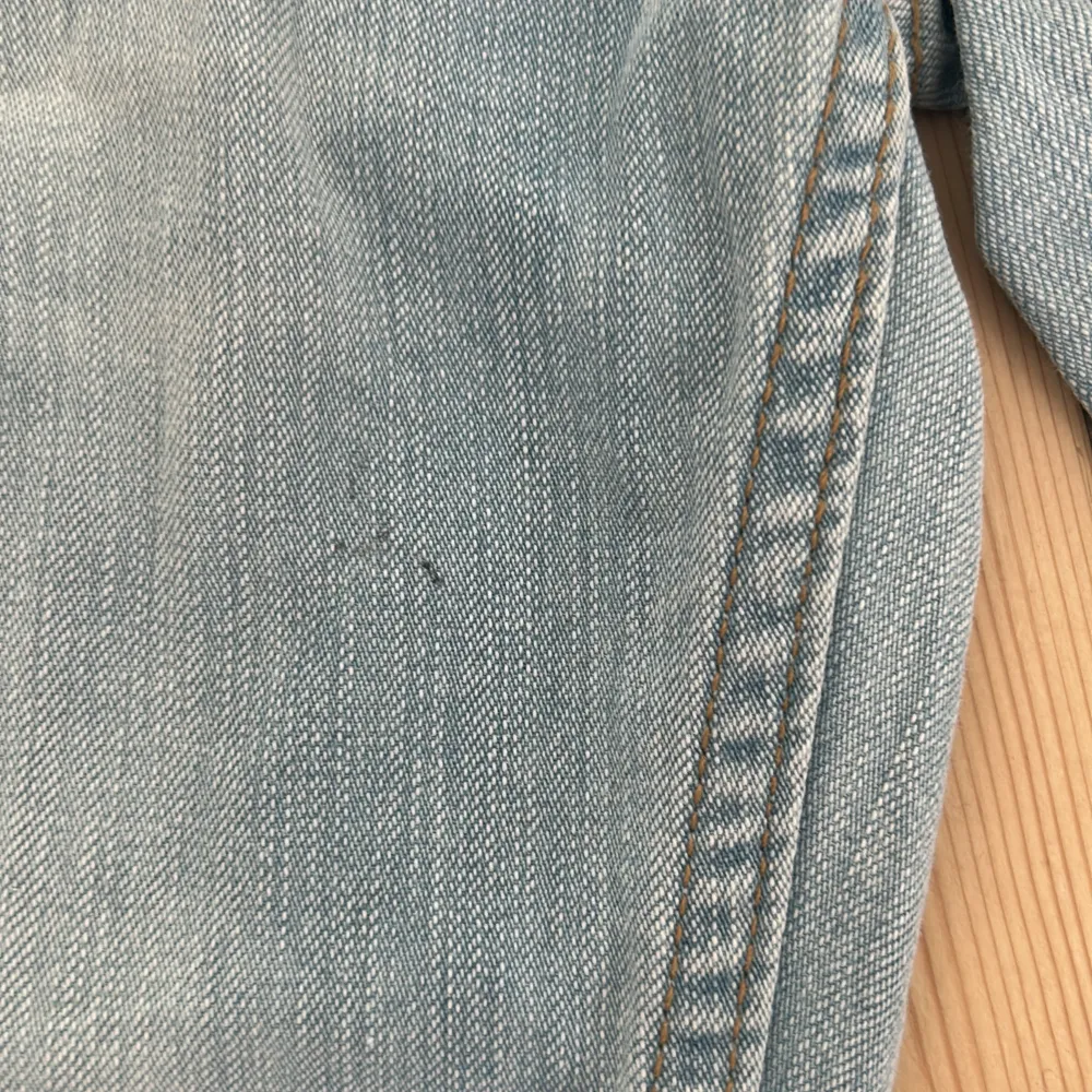 Suuperfina o coola vintage Dolce Gabbana jeans från 2000-talet🔥såå sommrig med oranga detaljer på bakfickan nästan nyskick små fläckar på ena benet men det syns verkligen inte på 👏  Passar mig med S-M med storleken Midjemått 41 innerbenslängd 82 . Jeans & Byxor.