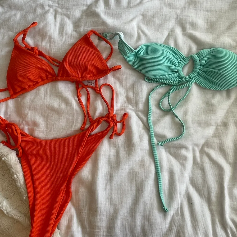 Säljer mina 2 bikinis som ej kommer till användning. Ett sett och en överdel, ni kan köpa enskilt också🥰🥰. Muu.