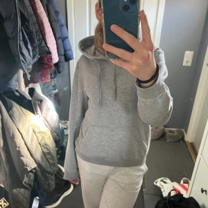 Grå hoodie - Grå hoodie från HM