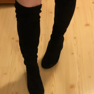 svarta kneehigh boots - Skriv om intresserad ⚜️