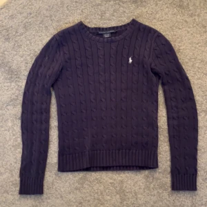 Ralph Lauren tröja - Säljer min stickade Ralph Lauren tröja i storlek XS, toppen skick och äkta🩷