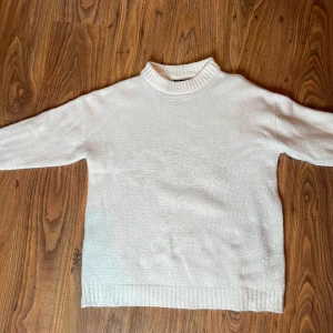 Vit Stickad Tröja - Jag säljer denna vita stickade tröjan från New Yorker eftersom den aldrig kom till användning. Storlek M men oversized och rätt så stor. Använd 1 gång och den är i samma skick som när jag köpte den. Inga defekter. Köpte för 239kr, säljer för 100kr.