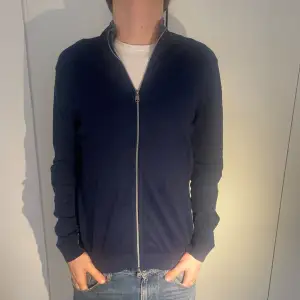 Tja, säljer nu denna sjukt snygga zip tröja från Mango i storlek M, den är i helt nyskick med mycket skönt material. Modellen på bilden är 182 cm och väger 67 kg. Om du har några frågor eller funderingar hör gärna av dig 😊🤩