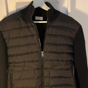 Moncler cardigan - Väldigt härlig moncler cardigan som passar Perfekt till vår/sommar. 10/10 skick och har  använts några gånger men inga skador. Den scannar även som vanligt. Pris kan diskuteras vid snabb affär. Storlek M