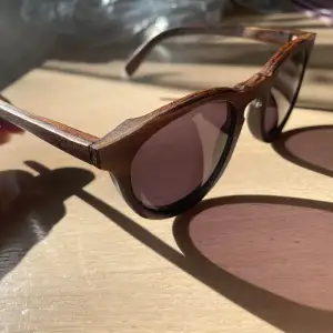 Solglasögon i trä från märket Schwood Aldrig använda så dem är i nyskick Köptes i Usa, inköpspris 1600kr