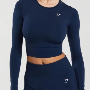 Gymstark Crop Top  - VITAL SEAMLESS 2.0 CROP TOP  Beställde hem två stycken av denna i olika storlek och glömt skicka tillbaka. Har endast testat denna.   Stl står som s, men för oss som tränar mycket skulle även hänvisa till xs.