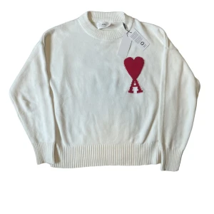 Ami Vit Knit - Ami vit knit helt oanvänd och ny köpt. Orginal pris: 5500kr Är authenticerad Stl: M Fler bilder kan skickad och priset kan diskuteras. 