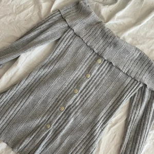 off shoulder tröja - en jätte fin grå off shoulder tröja med söta knappar på. storlek S