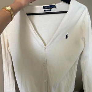 RALPH LAUREN KOFTA - Säljer min Ralph lauren kofta då den inte används. Helt äkta. Passar xxs-m. Mycket bra skick!