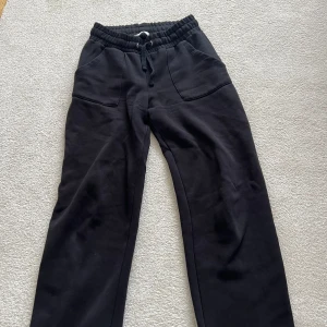 Mjukisbyxor  - Svarta mjukisbyxor med fickor på rumpan