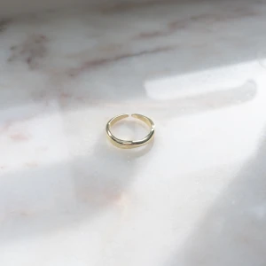 Guldig Ring  - Yomie har fina kvalitativa prisvärda ringar som endast kostar 119kr 💕 Alla är vattentäta och gjorda av rostfritt stål 💛 Ringarna orsakar alltså inga utslag 💕Denna ring är justerbar & i färgen guld 💛 För fler frågor/bilder skicka ett meddelande💕