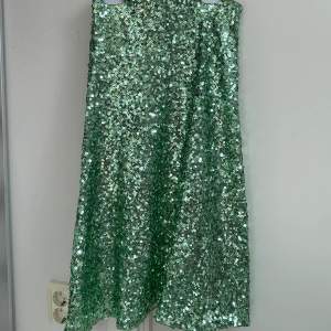 Säljer denna jätte söta glittriga kjolen. Använd en gång och är därför i ett bra skick. Den är perfekt om du vill vara lite festlig💕👌 ny priset var runt 400 kr. Kan diskutera pris!