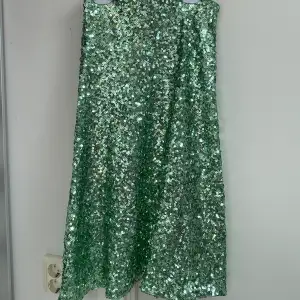 Säljer denna jätte söta glittriga kjolen. Använd en gång och är därför i ett bra skick. Den är perfekt om du vill vara lite festlig💕👌 ny priset var runt 400 kr. Kan diskutera pris!