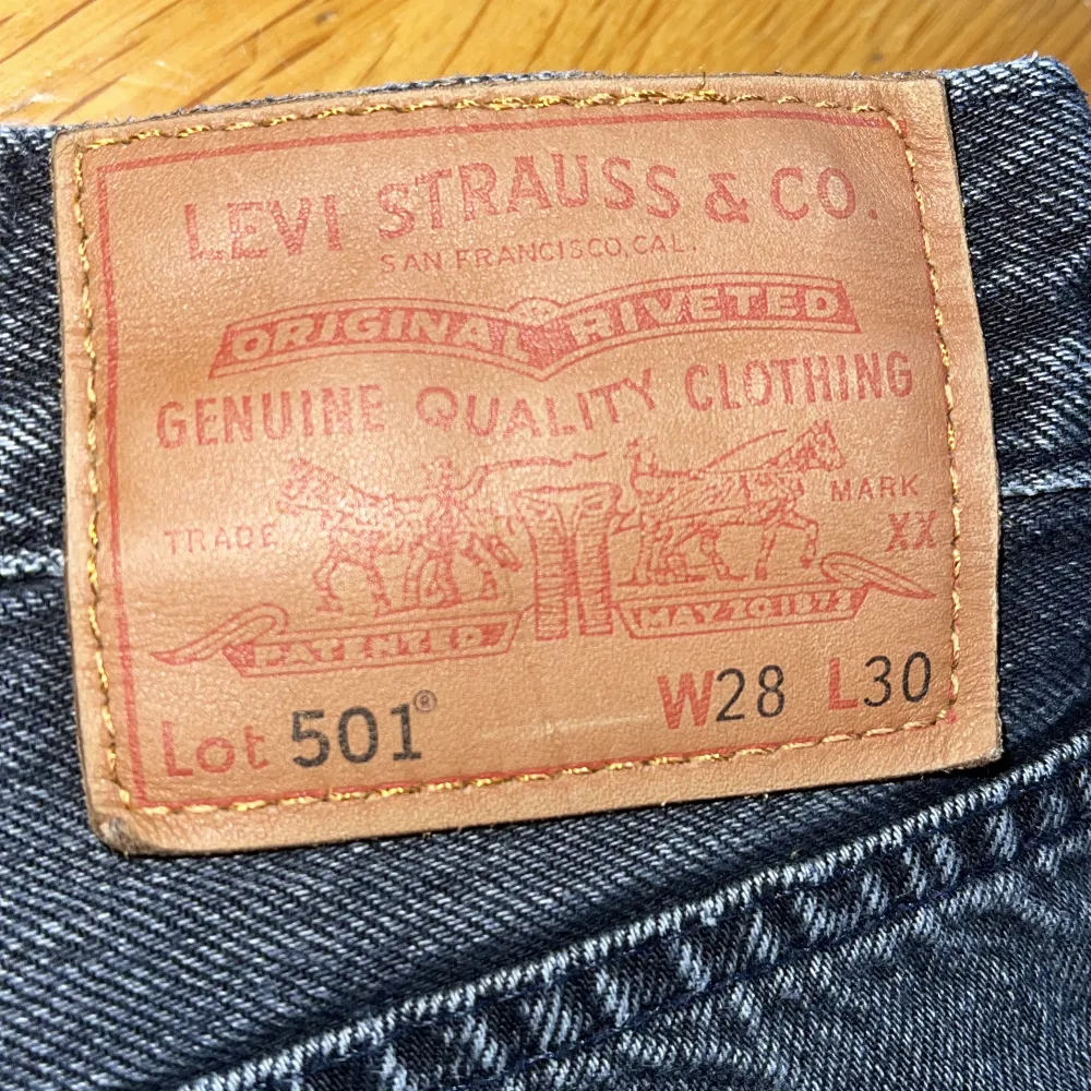 Ett par Levis jeans i bra skick men man ser att dem är använda. Storleken är i 28 30. Passformen är straight. Jeans & Byxor.