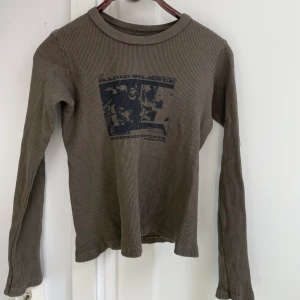 Brandy Melville långärmad t-shirt - Säljer denna långärmade t-shirt pågrund av att den inte kommer till någon användning💕Det står storlek 13 på den men den skulle passa S. Använd en gång och är i ett bra skick  