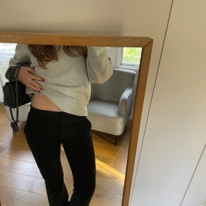 Lågmidjade kostymbyxor  - Lågmidjade utsvängda kostymbyxor. Gott skick nypris cirka 1200. Om frågor fins skriv till mig💕