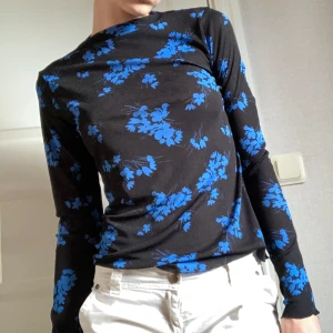 Långärmad off shoulder tröja  -  jättefin svart långärmad tunn tröja med blå blomväxter på sig. Tröjan är i Kashmir material och liknar litegrann Imtimissimi tröjorna.💝 Jättefint skick! 