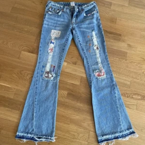 low waisted flared true religion jeans W28 - inside length size:83 cm waist: 40 cm missing one button on back pocket (i can meet up if you live within stockholm only  just so that you don’t have to pay for the delivery fee and will get the package sooner :)