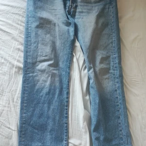 Levi's 501 - Säljer mina Levi's 501 då det blivit på tok för stora för mig, storleken är 34W 30L. De är endast använda en gång d jag tycker att jag inte riktigt passar bra i de. Jag kan tänka mig gå ner i pris en aning vid snabb och smidig affär