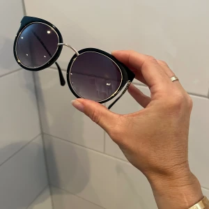 Balmain solglasögon  - Rensar bland alla märkesbågar för att ge plats till nya. Alla äkta. Vissa med fodral, andra utan.  Dessa saknar sitt fodral.