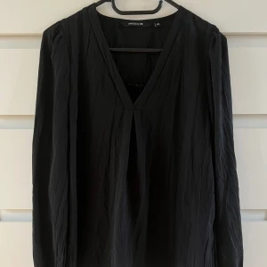 svart blus - säljer en svart blus i storlek XS, passar även S. aldrig använd, som ny! skriv för fler bilder, köparen står för frakten 