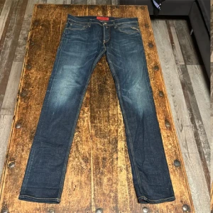 Replay Jondrill - Tja, säljer ett par feta Replay jeans i modellen Jondrill! Byxorna är i nyskick utan defekter. Endast använda några gånger. Storlek 33/34, nypris på Asos är 2200kr. Priset går att diskuteras så tveka inte att höra av dig om frågor uppstår!