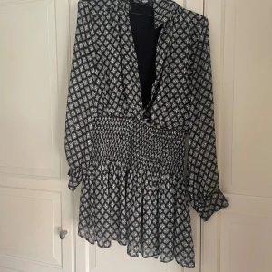 Klänning  - Mönstrad klänning från zara i storlek M. Superfin. Använd 1 gång. 