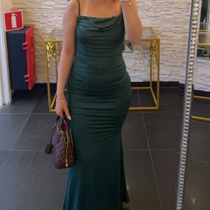 Klänning  - Säljer en jätte fin klänning! Storlek S  Jag köpte den i en bröllopsbutik! PRIS KAN DISKUTERAS 