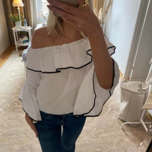 Blus - Fin gräddvit blus med svarta detaljer vid sömmarna. Skrynklig nu då den har legat vikt, men det är bara att stryka den eller ha den upphängd en stund så försvinner det. Köpt från Zara. Storlek S men passar även M 💗 köparen står för frakt!