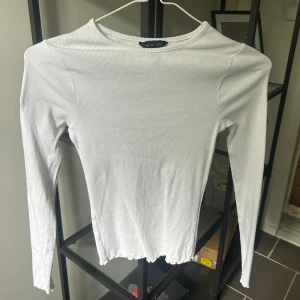 Vit topp - Vit ribbad topp från New Look som endast är testad. 