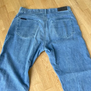 Gant byxor - Lite blandning av jeans och manchesterbyxor från Gant Jeans, super fin färg och material men alldeles för stora för mig, midjan är 38 och längden 34! 