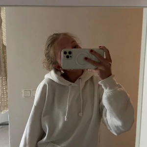 Vit hoodie - Vit hoodie från Bikbok. Köpt för 3 år sedan, men knappt använd. Storlek XS men jag skulle säga att den är stor i storleken. Säljer då den inte kommer till användning. Använd gärna ”köp”. Skriv för fler bilder💕