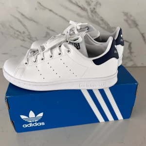 Marin blå stan Smith  - Strl 36, använda två gånger. Säljer då dem tyvärr var lite för stora. Köpta på zalando för 1245kr