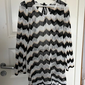 Strandklänning - Jättefin strandklänning med öppen rygg Endast tvättad  Vet ej märke då den är köpt utomlands  Stlk S/M