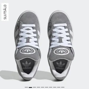 Nya Adidas Campus stl 37 1/3 LÄS text - Nya grå campus j  i stl 37 1/3.  De är nya o oanvända men har ingen kartong eller tags kvar. De gråa skosnören saknas också. Tanken var att använda dom men det blev inte så. Därav lägre pris. 