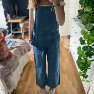 Näst intill oanvända MONKI jeanshängslen  - Fina jeanshängslen från MONKI, endast använda fåtal gånger 💕 Säljer då de inte kommer till användning 