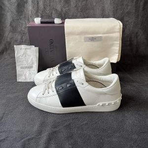 Valentino Open Svart | 43,5-44,5 - Snygga Valentino Open i färgen svart | Storlek 43,5 men (passar 43,5-44,5) | Skorna är i fint skick | Valentino-box, snören, dustbags & kvitto medföljer | Självklart äkta | Mer bilder finns🙌