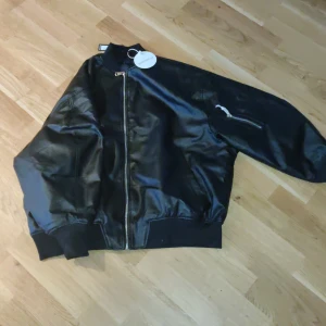 Skinnjacka - Helt ny oanvänd skinnjacka från boohoo. Nypris 700kr. Den är oversized i modellen