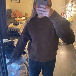 Brun stickad tröja🤎 - Jättefin tröja från nakd❣️den är i fint skick och sitter perfekt!